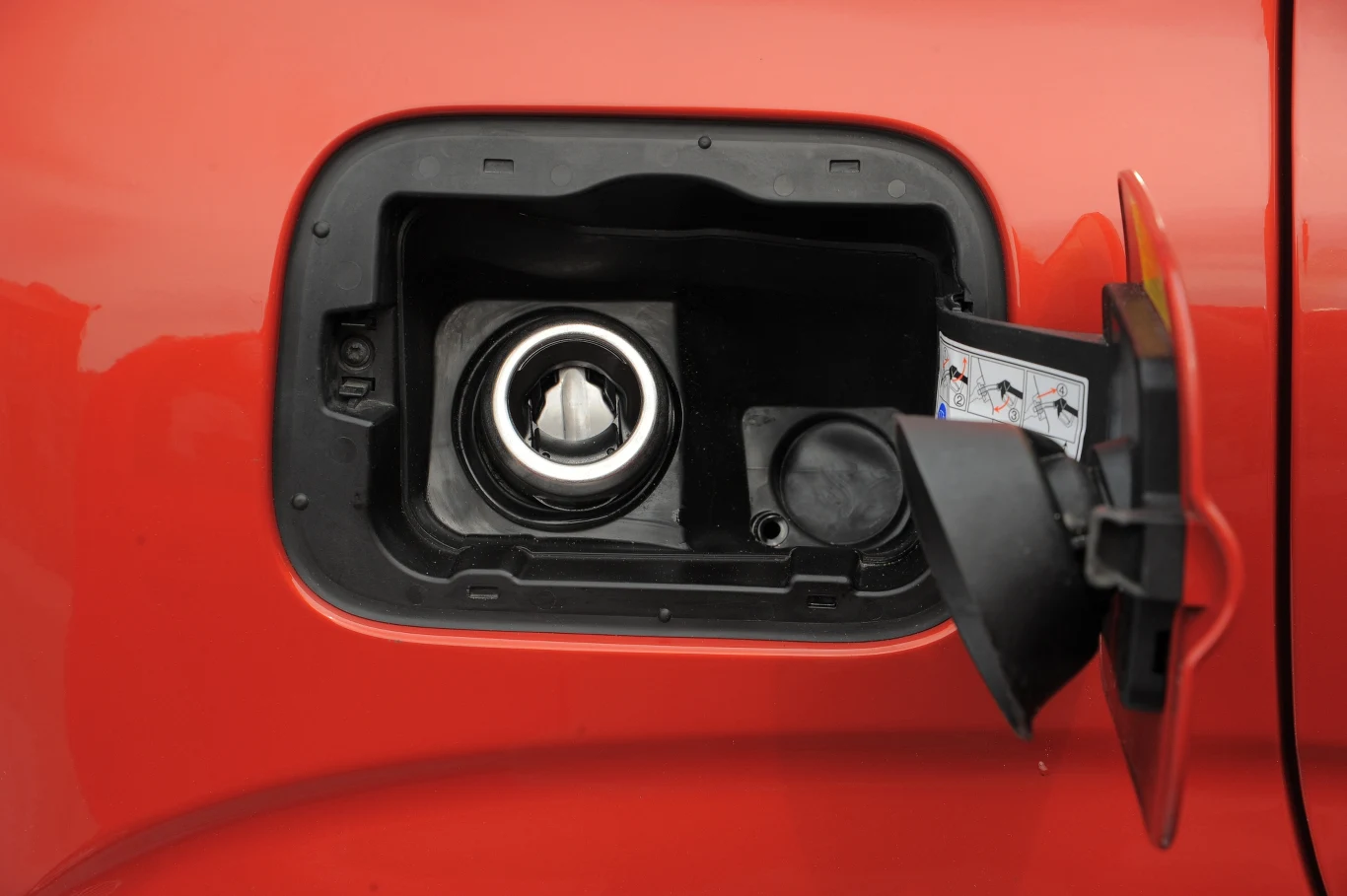 Świetny patent, dzięki któremu tankuje się bardzo wygodnie. Świetny patent, dzięki któremu tankuje się bardzo wygodnie.