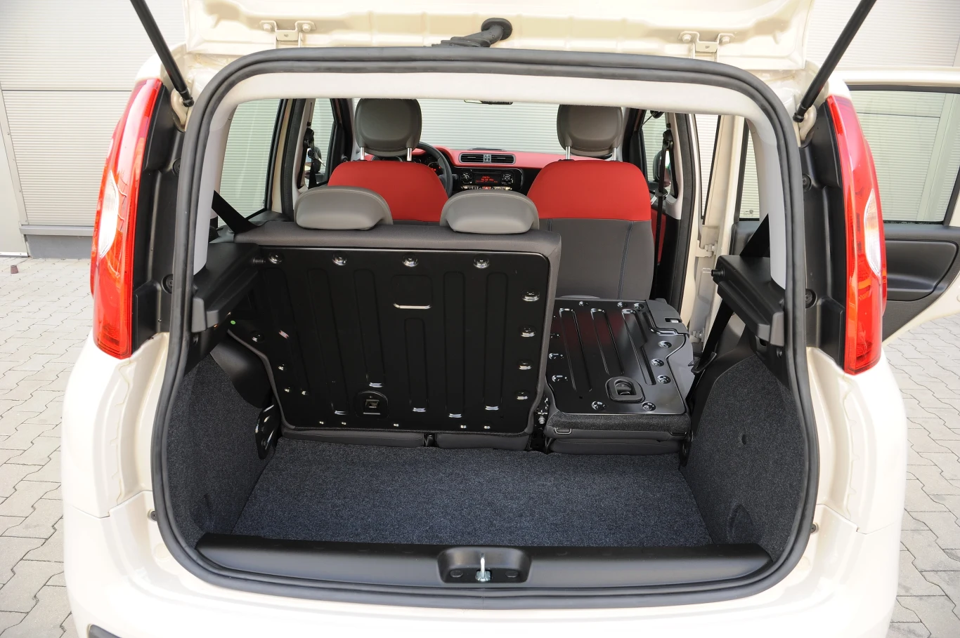 Dzielona tylna kanapa nie tworzy płaskiej podłogi z bagażnikiem. Dzielona tylna kanapa nie tworzy płaskiej podłogi z bagażnikiem.