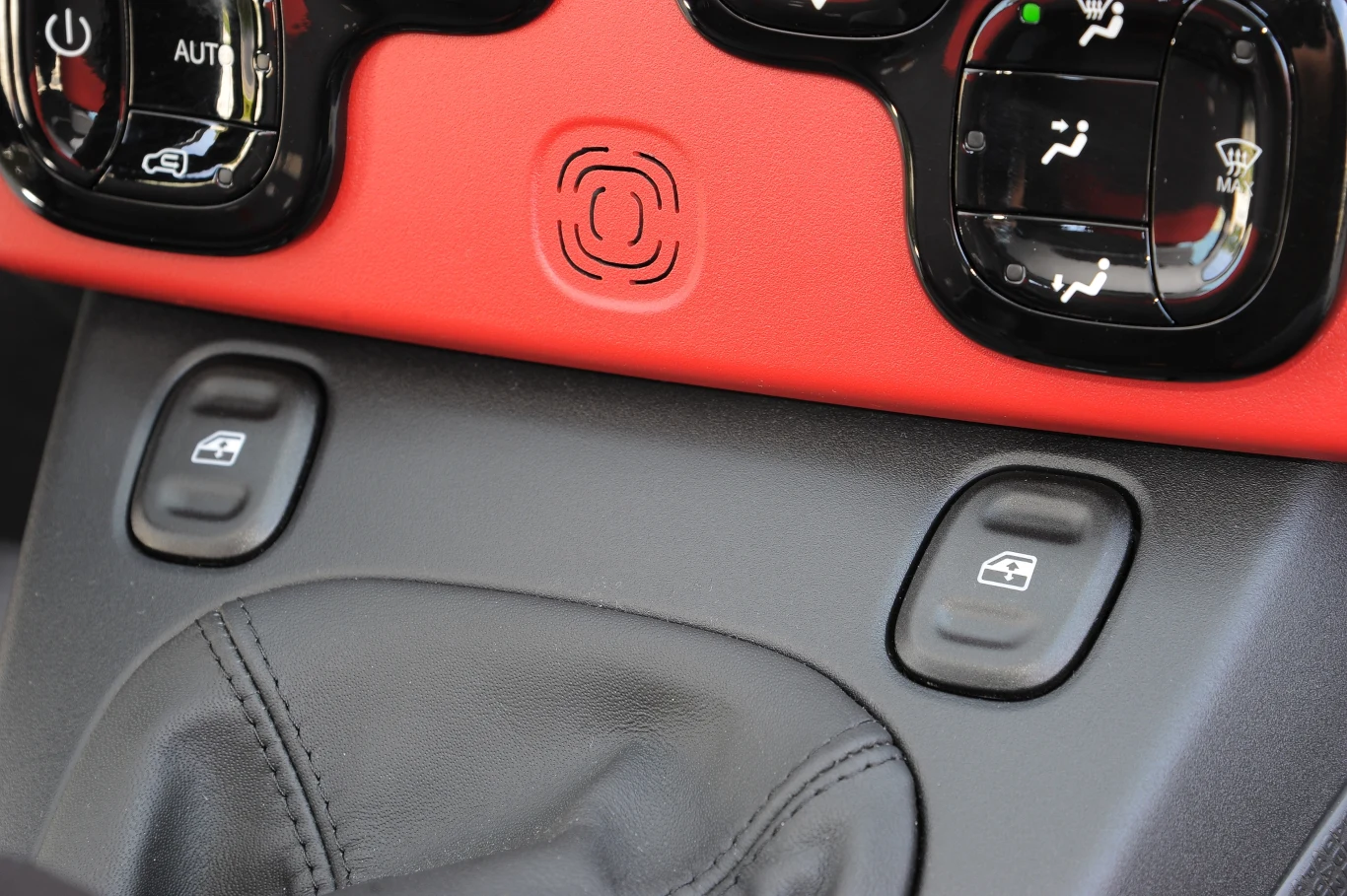 Dwa przyciski do otwierania przednich szyb umieszczono na konsoli środkowej. Dwa przyciski do otwierania przednich szyb umieszczono na konsoli środkowej.