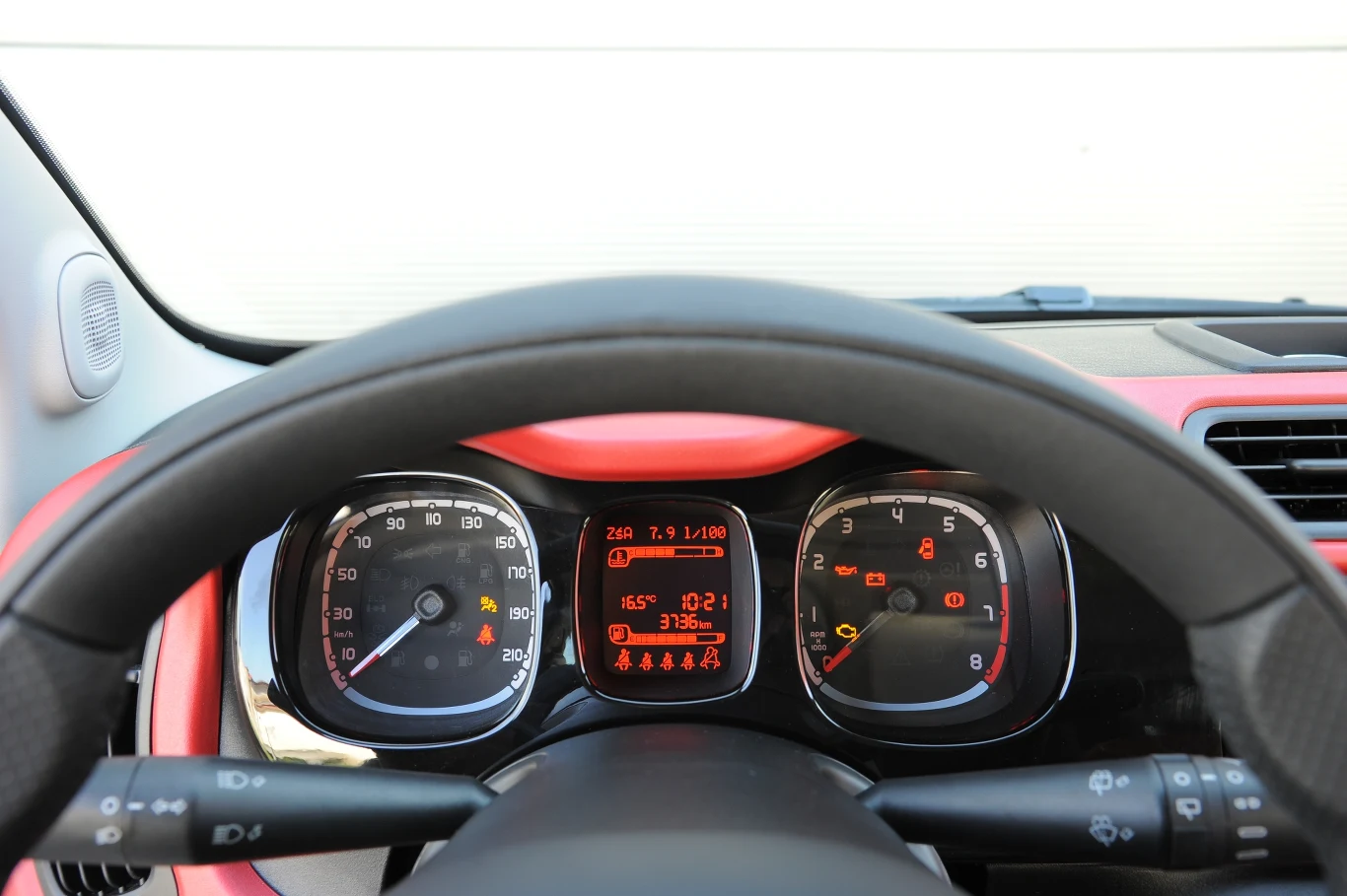 Zegary nie mają wzorowej czytelności, ale za to Fiat daje możliwość regulacji intensywności ich podświetlenia. Zegary nie mają wzorowej czytelności, ale za to Fiat daje możliwość regulacji intensywności ich podświetlenia.