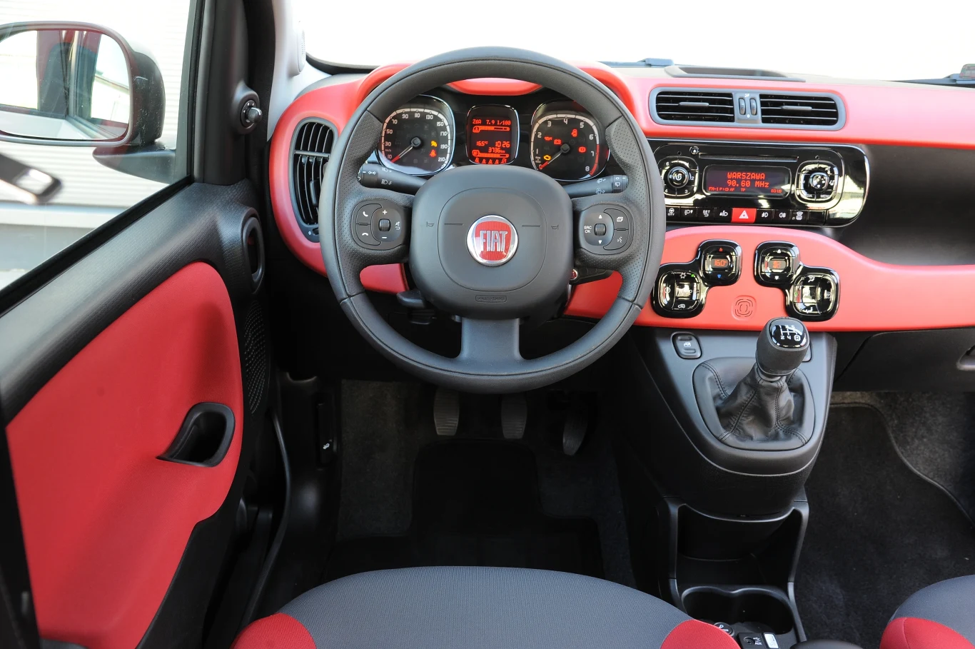 Deska rozdzielcza jest ładnie wykończona, a wysoko umieszczony drążek zmiany biegów sam wpada ch podświetlenia. w prawą dłoń. Nawigacja TomTom – zbyt daleko od kierowcy. Niewygodne pokrętła na kierownicy. Deska rozdzielcza jest ładnie wykończona, a wysoko umieszczony drążek zmiany biegów sam wpada ch podświetlenia. w prawą dłoń. Nawigacja TomTom – zbyt daleko od kierowcy. Niewygodne pokrętła na kierownicy.