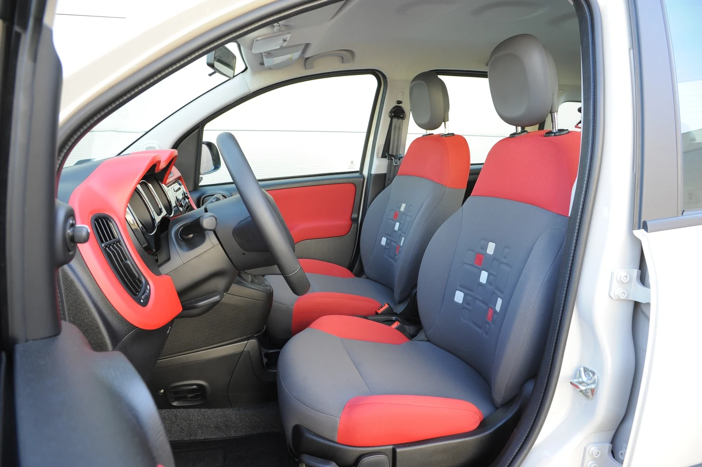 Zagłówki są twarde i nieprzyjemne. Mimo krótkich foteli, siedzi się tu nieźle. Zagłówki są twarde i nieprzyjemne. Mimo krótkich foteli, siedzi się tu nieźle.