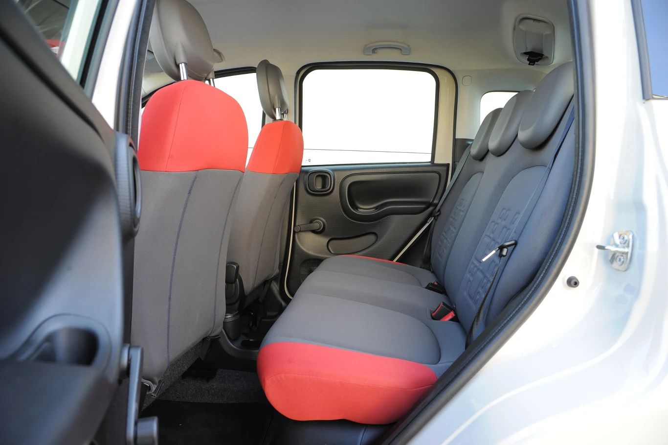 Duża ilość miejsca na głowę i stopy, ale na kolana – tylko wystarczająca. Duża ilość miejsca na głowę i stopy, ale na kolana – tylko wystarczająca.