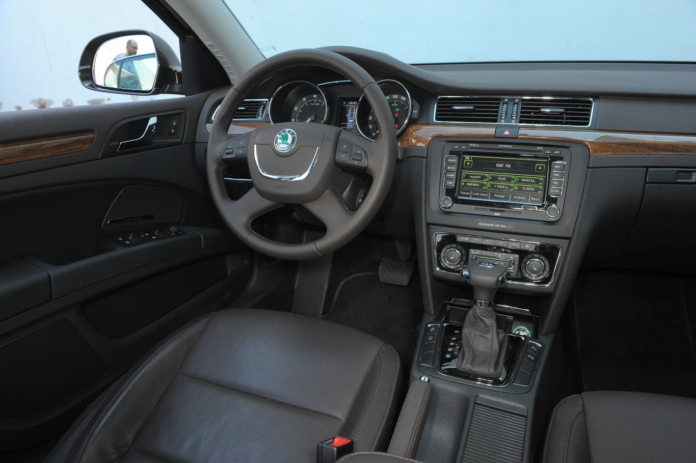 Połączenie ciemnego brązu i czerni we wnętrzu Superba nie wszystkim może się spodobać. Skrzynia DSG ma 6 biegów. Wersja 7-stopniowa, dostępna w odmianie 1.8 TSI, nie poradziłaby sobie z 280 Nm momentu obrotowego.