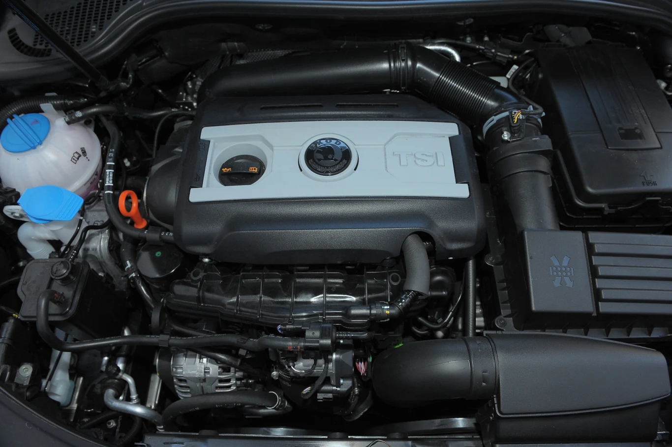 200-konny silnik pracuje cicho i zapewnia niezłe osiągi - ważący ponad 1,5 t Superb rozpędza się od 0 do 100 km/h 7,4 sekundy.