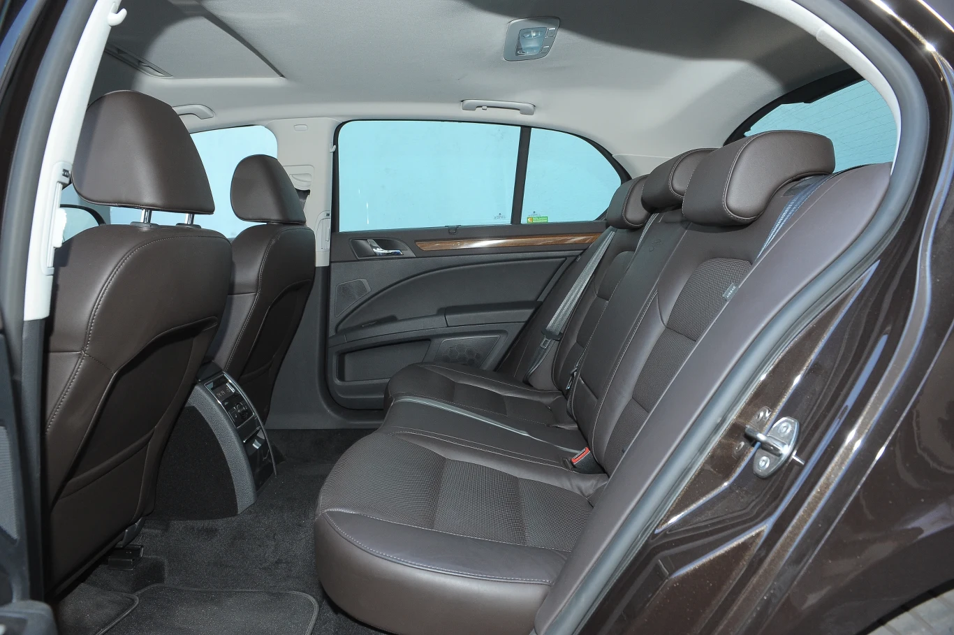 Ilością miejsca z tyłu Superb z powodzeniem może rywalizować z luksusowymi limuzynami. Nawet pasażerom o wzroście powyżej 190 cm nie zabraknie miejsca na nogi.