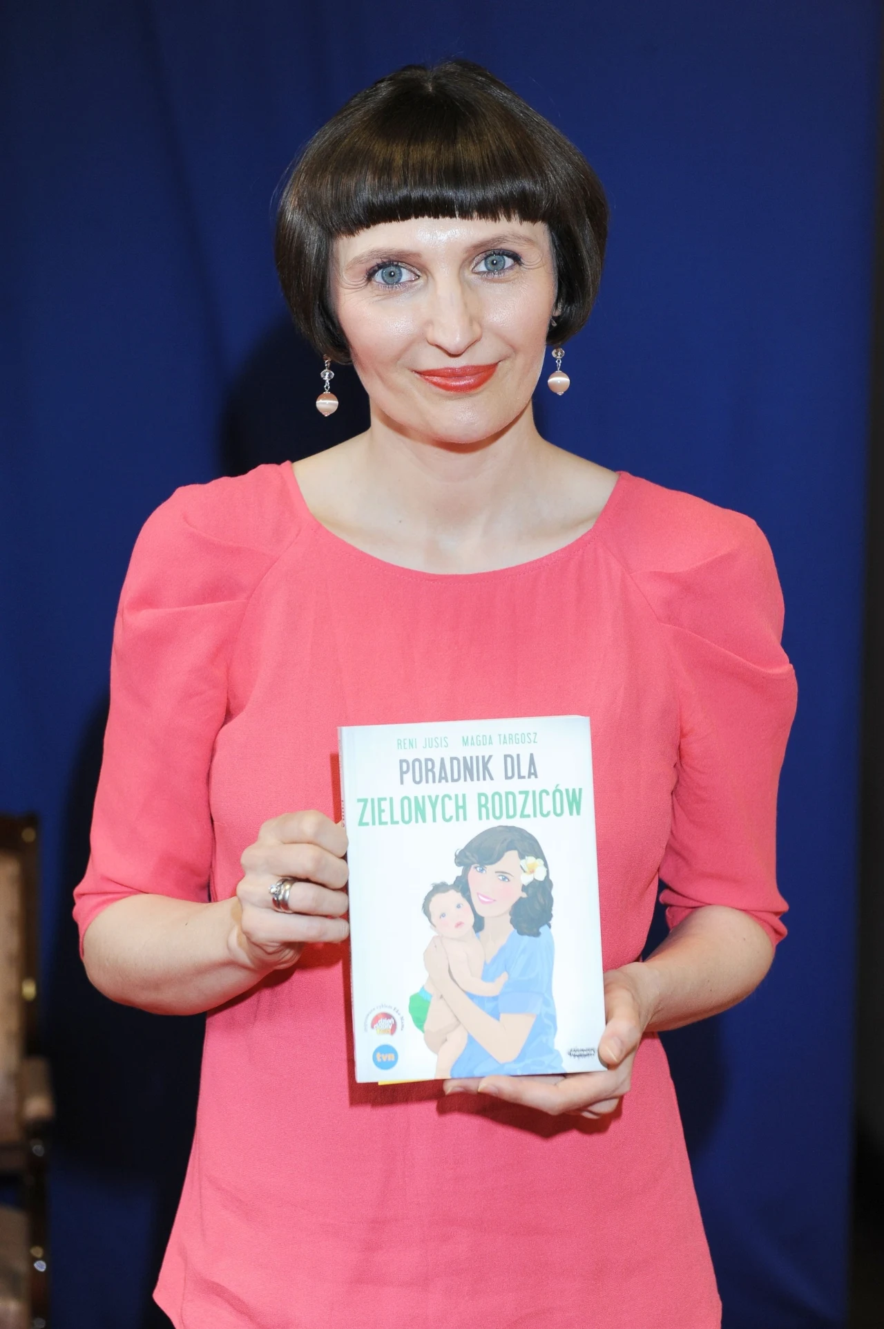 Reni zaprezentowała się w dużo krótszej fryzurze, z geometrycznie wyciętą grzywką. Portale plotkarskie jednogłośnie orzekły, że to jedna z najgorszych metamorfoz roku!