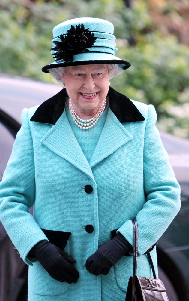 Królowa Elżbieta cieszy się z ciąży Kate, ale jest podobno rozżalona, że tak późno się o niej dowiedziała Królowa Elżbieta cieszy się z ciąży Kate, ale jest podobno rozżalona, że tak późno się o niej dowiedziała