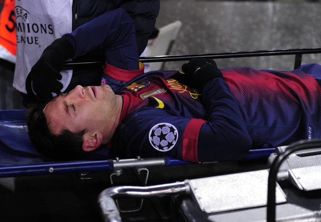 w 86. minucie po starciu z bramkarzem Benfiki Arturem snajper Barcelony doznał kontuzji i na noszach opuścił boisko