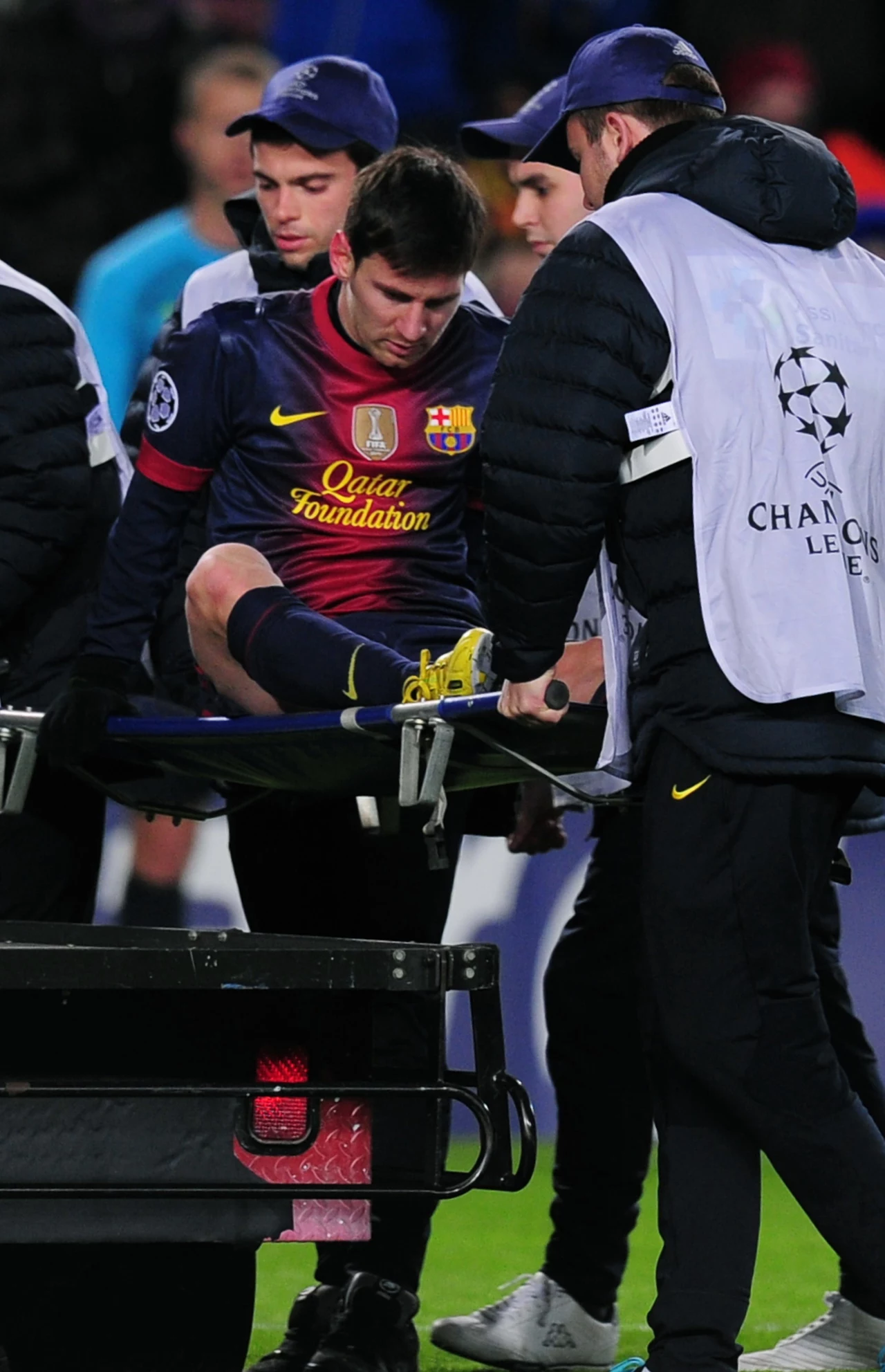 w 86. minucie po starciu z bramkarzem Benfiki Arturem snajper Barcelony doznał kontuzji i na noszach opuścił boisko
