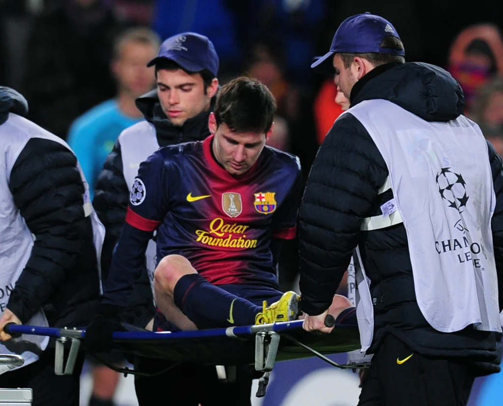 w 86. minucie po starciu z bramkarzem Benfiki Arturem snajper Barcelony doznał kontuzji i na noszach opuścił boisko