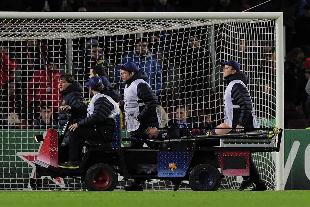 w 86. minucie po starciu z bramkarzem Benfiki Arturem snajper Barcelony doznał kontuzji i na noszach opuścił boisko