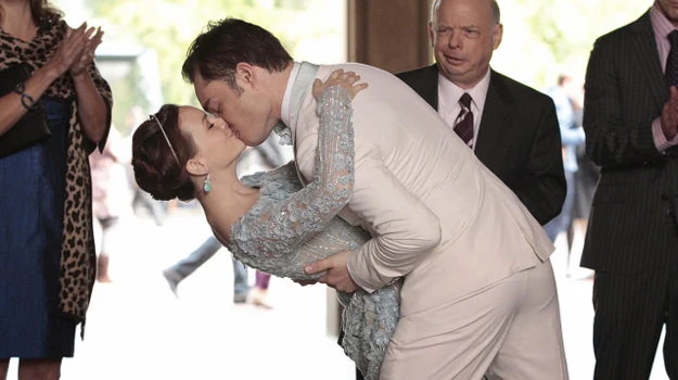 W ostatnim odcinku widzowie będą świadkami ślubu Blair i Chucka. W ostatnim odcinku widzowie będą świadkami ślubu Blair i Chucka.