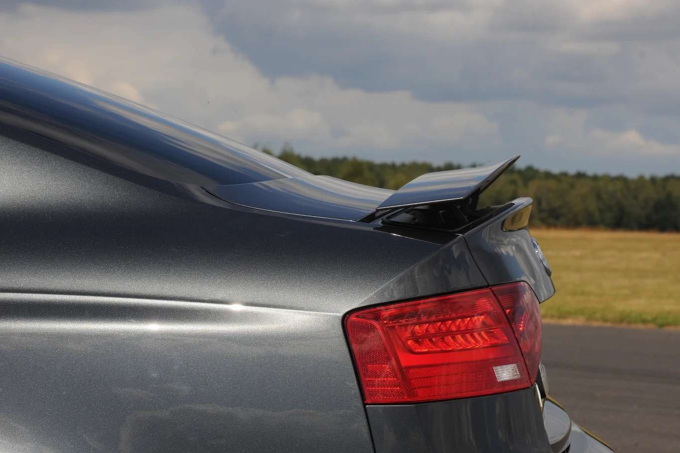 Spojler wysuwa się automatycznie po przekroczeniu 120 km/h.