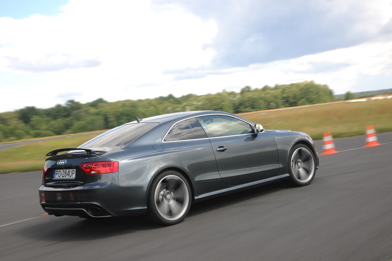 Audi RS 5 to znakomity samochód, który po prostu waży za dużo. Gdyby był lżejszy o 100-200 kg, byłby perfekcyjny.
