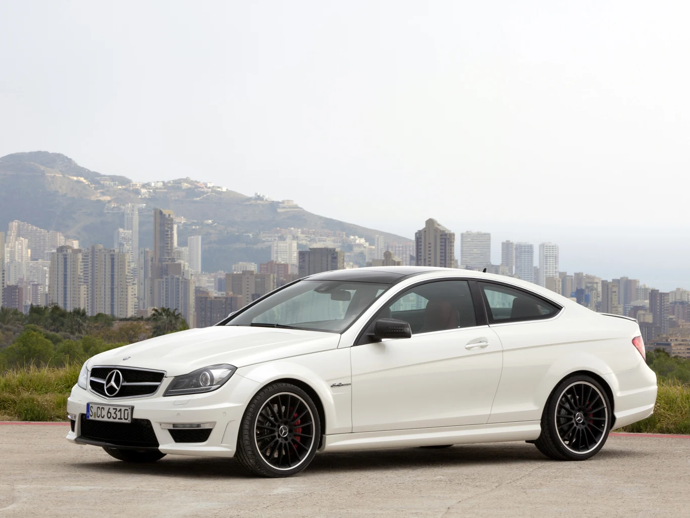 Mercedes C63 AMG Coupe napędzany 457-konnym V8. Waży 1730 kg. Od 353 000 zł.