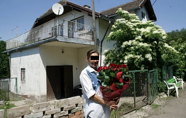 Elżbieta B. przed domem w Lewinie Kłodzkim Elżbieta B. przed domem w Lewinie Kłodzkim