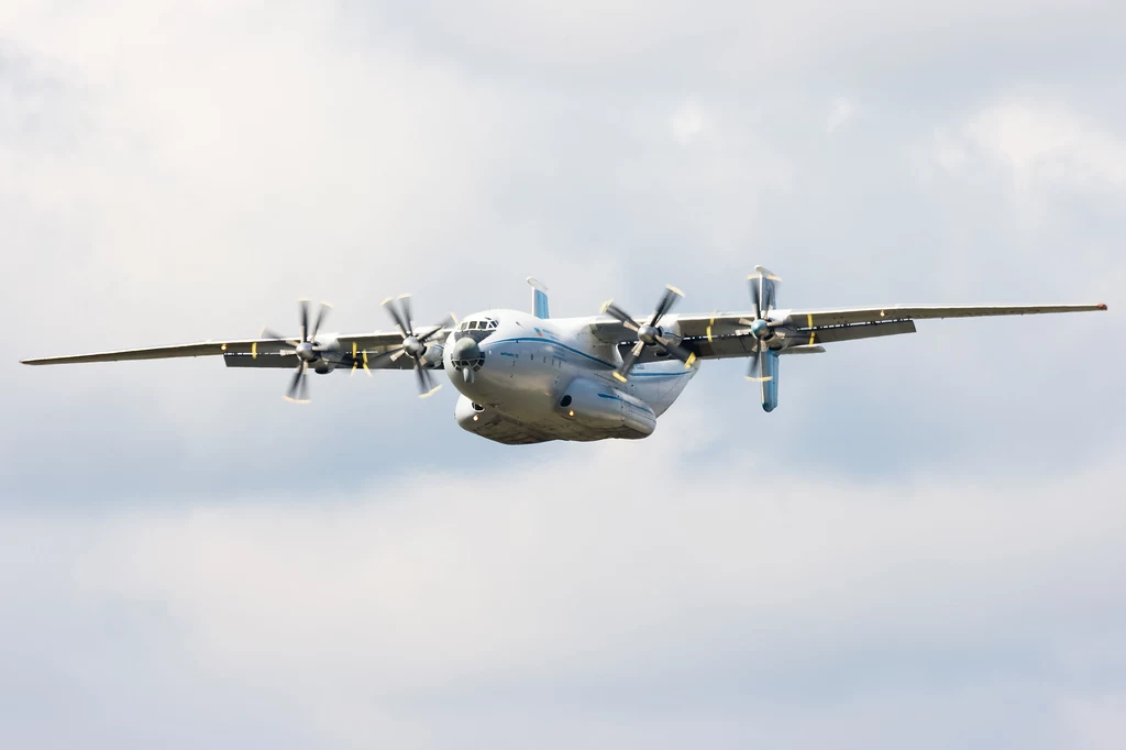 An-22 podchodzi do lądowania