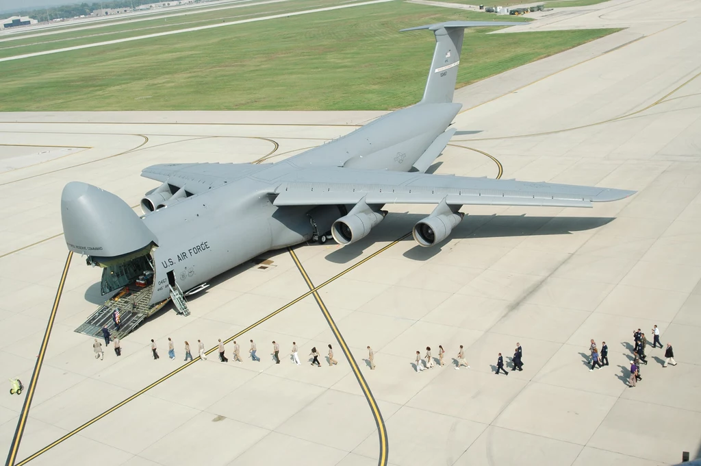 C-5 Galaxy podczas załadunku