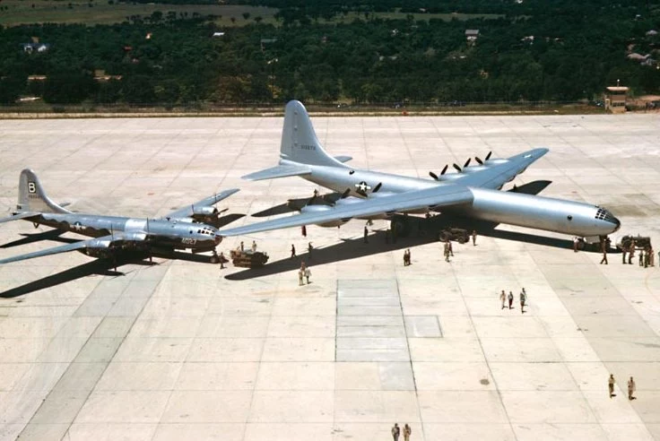 B-36 (po prawej) w porównaniu do największego bombowca II Wojny Światowej - B-29