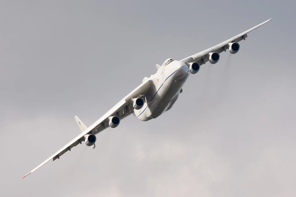 An-225 w czasie dynamicznego zwrotu w czasie pokazów