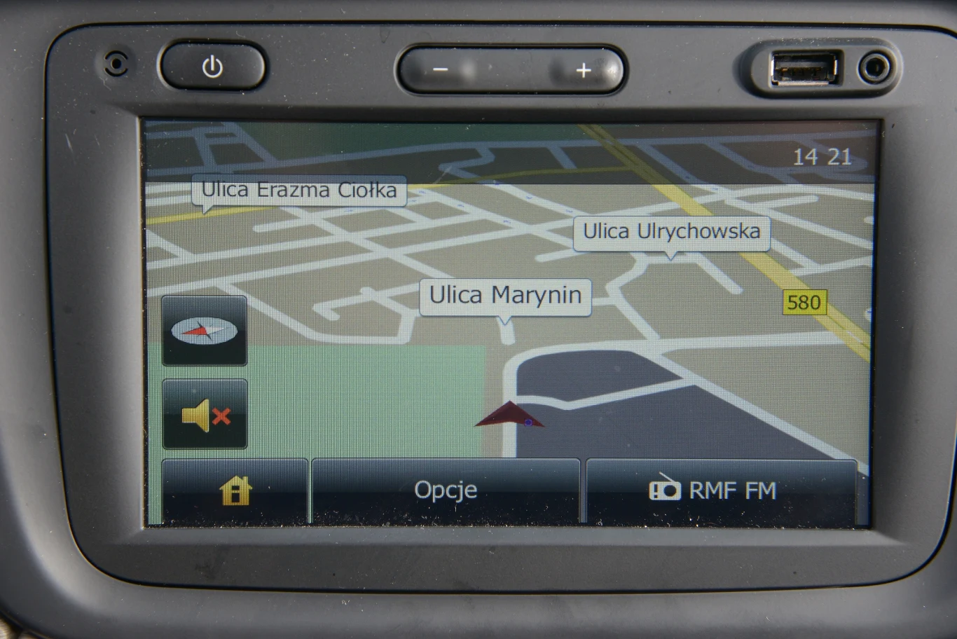 System Media Nav ma nawigację i wejścia USB oraz Aux. Nie ma czytnika CD. System Media Nav ma nawigację i wejścia USB oraz Aux. Nie ma czytnika CD.