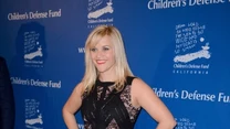 Reese Witherspoon w czarnej sukience projektu Elie Saaba