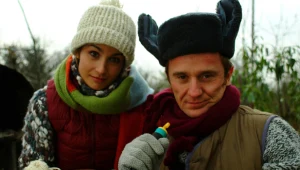 Kasia (Joanna Brodzik) i Tomek (Paweł Wilczak) bardzo się różnią, ale właśnie w tym tkwi sekret ich udanego związku.