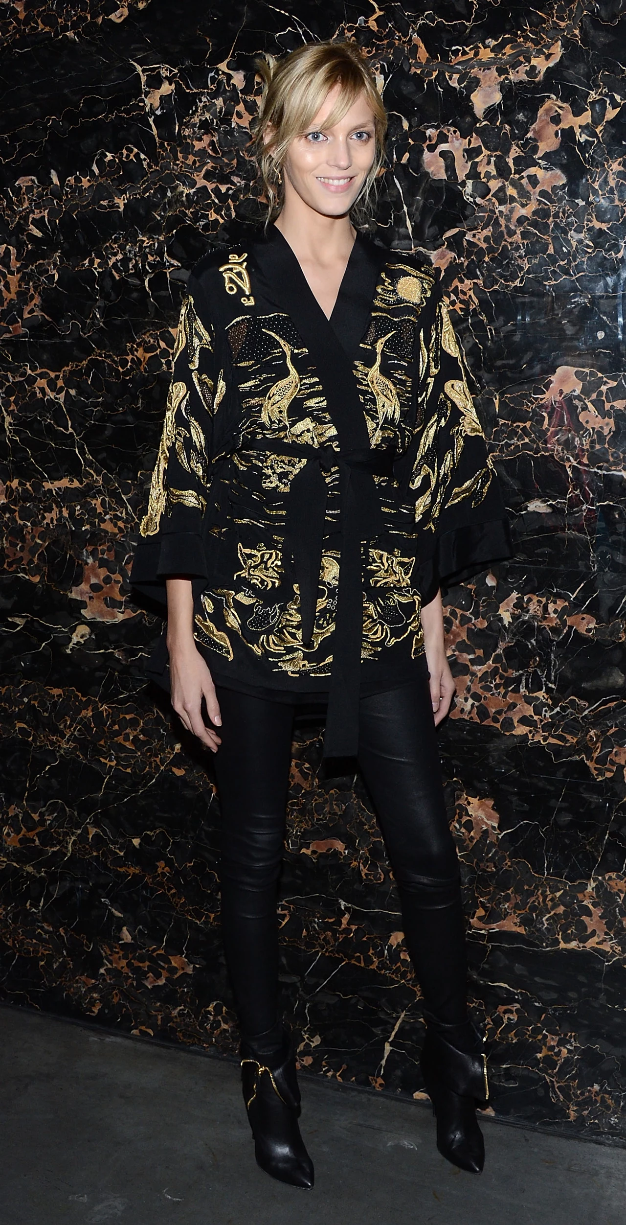 Anja Rubik w bluzce z kolekcji Pucci Anja Rubik w bluzce z kolekcji Pucci