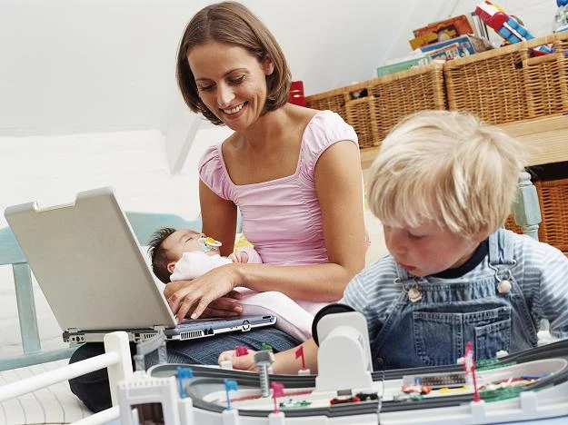 Na dwóch etatach: gorzej płatna praca i obowiązki domowe, z których trudno się zwolnić...