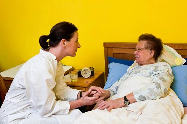 Osoby dorabiające w czasie urlopu za granicą najczęściej wybierają prace opiekuńcze