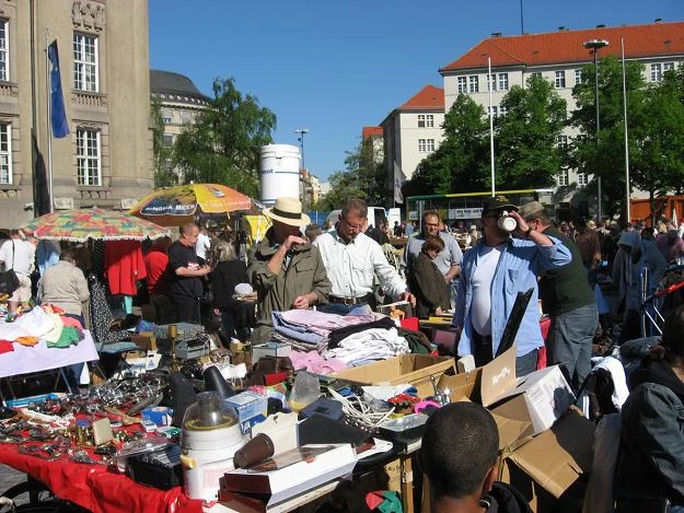Trödelmarkt przed ratuszem w dzielnicy Schöneberg
