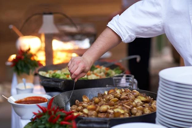 Najwięcej wakacyjnych ofert pracy tymczasowej jest w turystyce, handlu i gastronomii