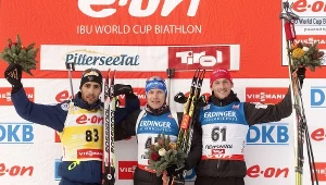 Podium sprintu w Hochfilzen. Od lewej: Martin Fourcade, Andreas Birnbacher i Jakov Fak