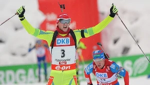 Jakov Fak finiszuje przed Dmitrijem Małyszką