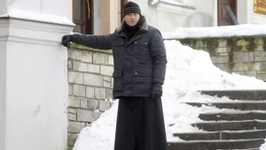 Artur Żmijewski jako ojciec Mateusz na planie serialu. 