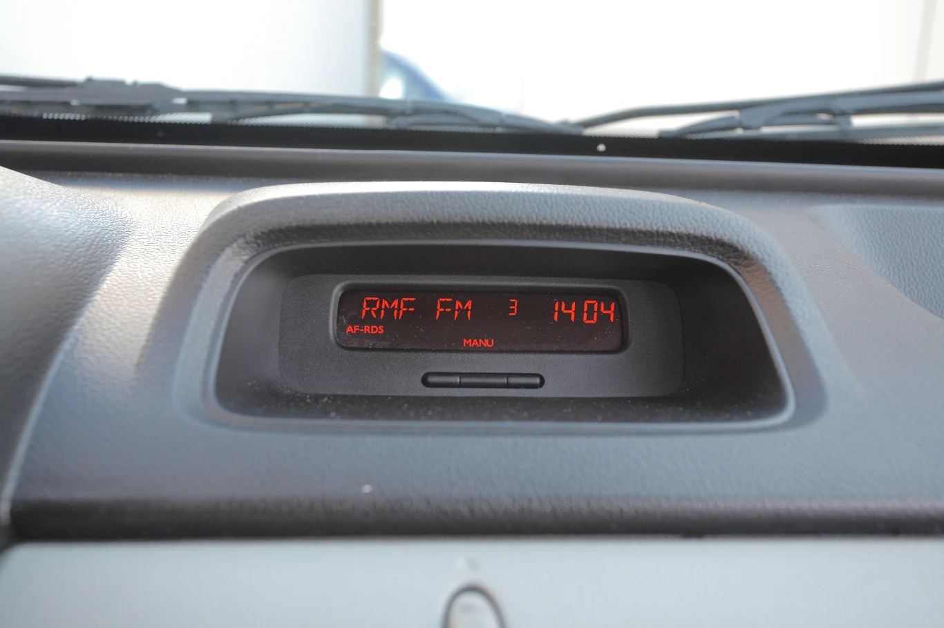 Wyświetlacz na desce rozdzielczej obsługuje także radioodtwarzacz.