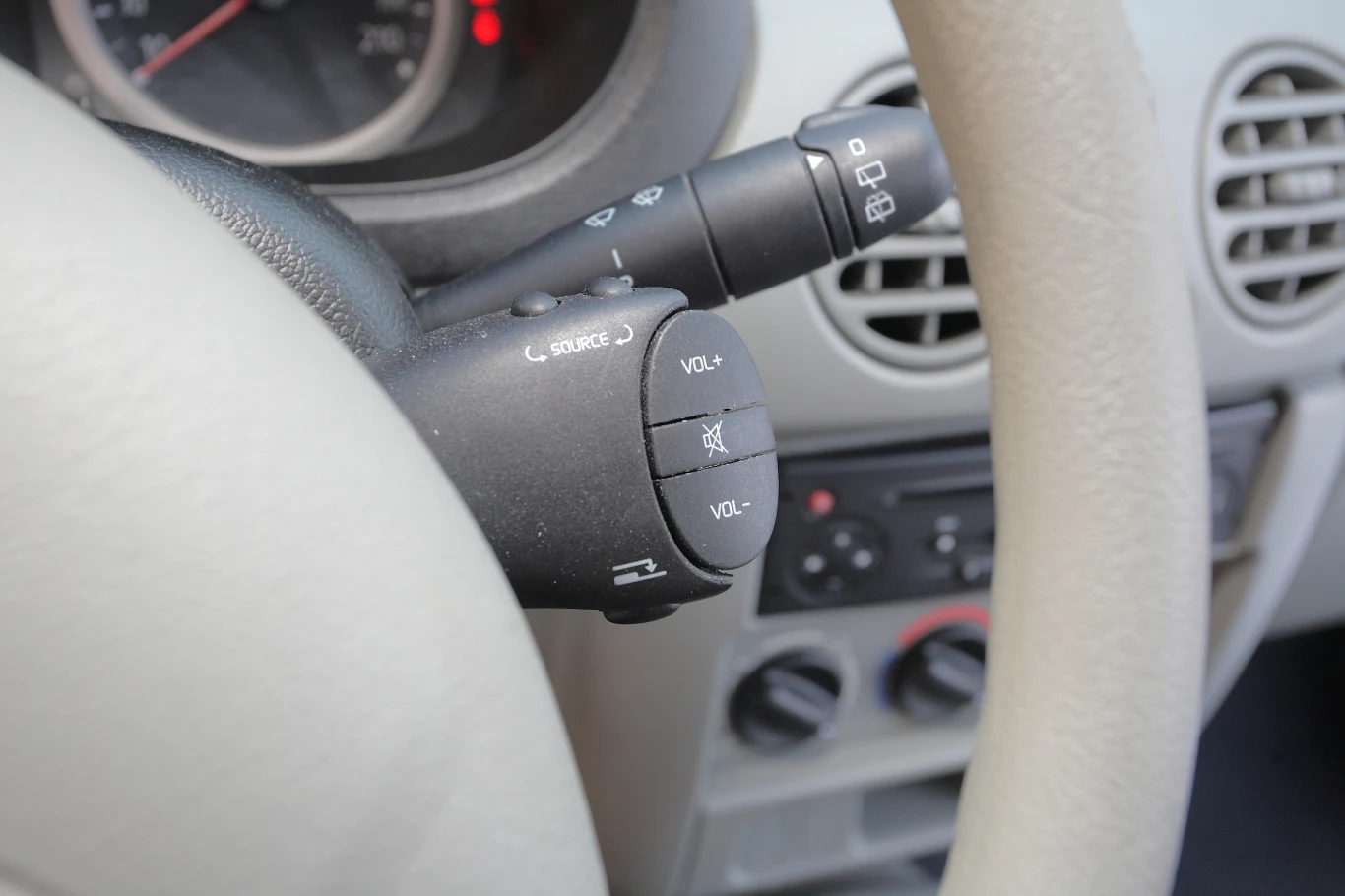 Pod kierownicą znajduje się opcjonalna manetka do sterowania radiem.