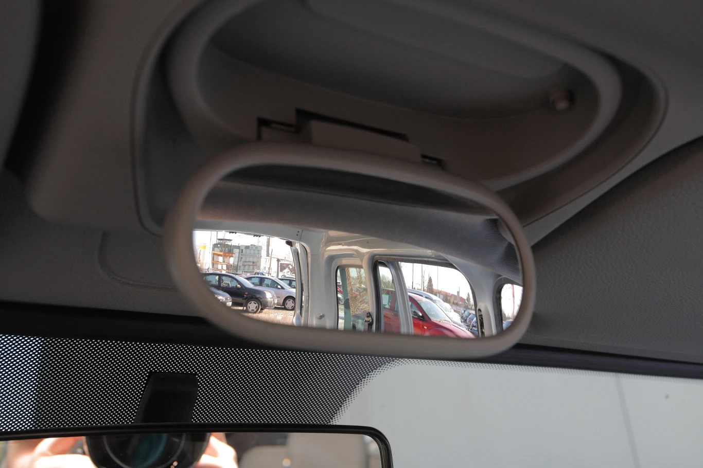 Dodatkowe lusterko ułatwia „monitorowanie" dzieci siedzących z tyłu.