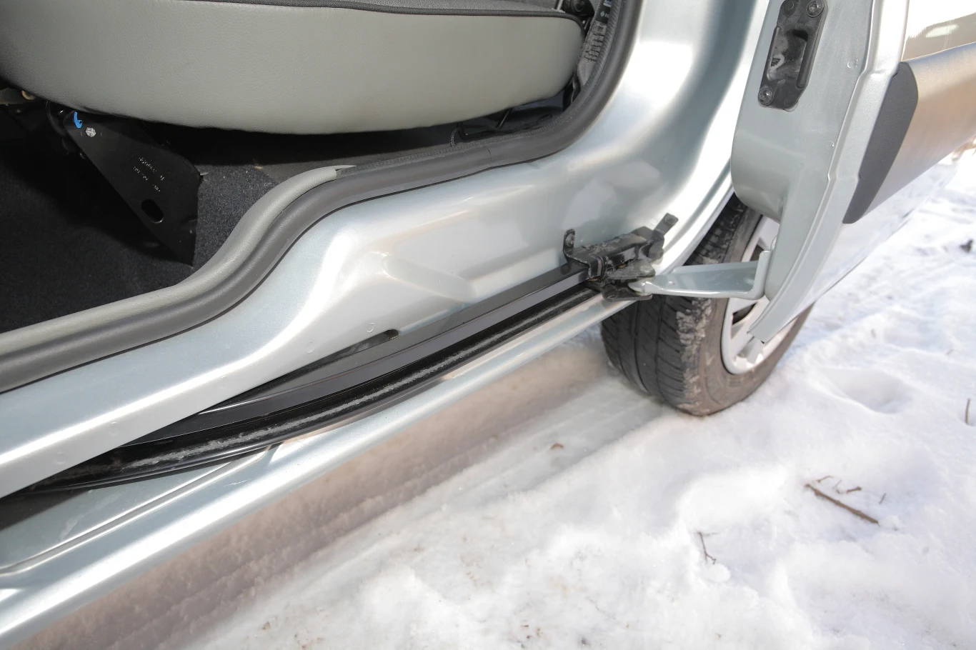 Usterki mechanizmu drzwi: do prowadnic drzwi przesuwnych dostaje się piasek. Najpierw zgrzyta, potem niszczy cały mechanizm.