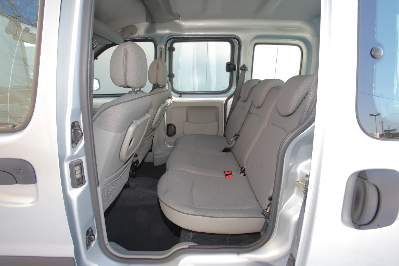 ...ani z tyłu nie brakuje miejsca. Narzekać można natomiast na zbyt słabe wyprofilowanie foteli i przeciętną jakość samej tapicerki (łatwo się przeciera).