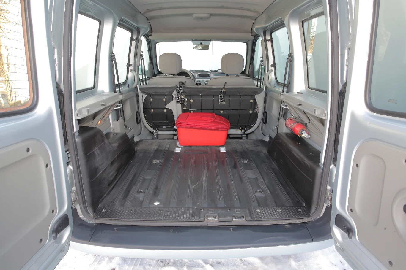 2 miejsca + bagaż: po złożeniu tylnych siedzeń mamy do dyspozycji przestrzeń 2400 litrów. Plusem jest gumowana wykładzina podłogowa.