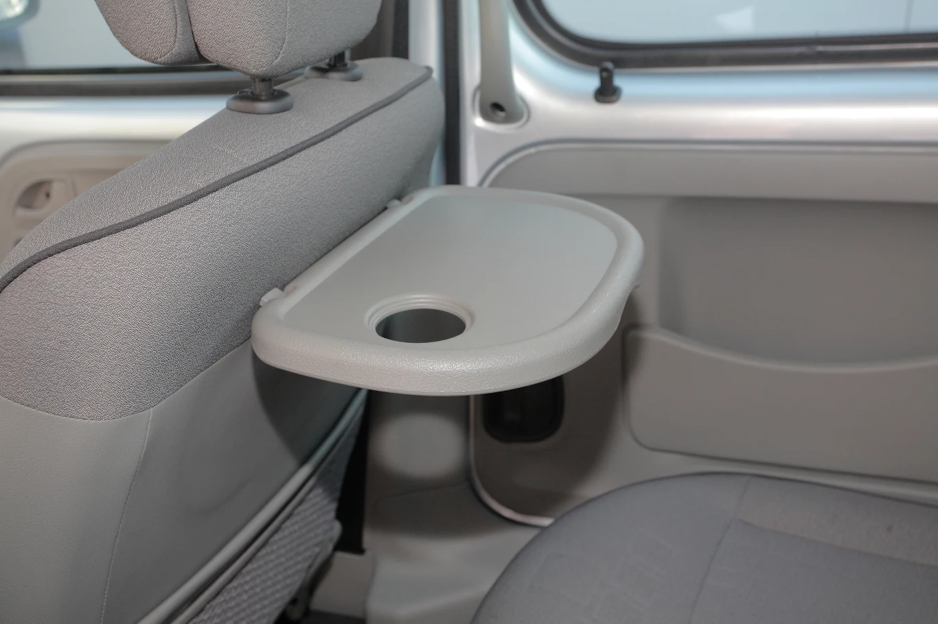 Wersje osobowe mają praktyczne stoliczki na oparciach przednich foteli.