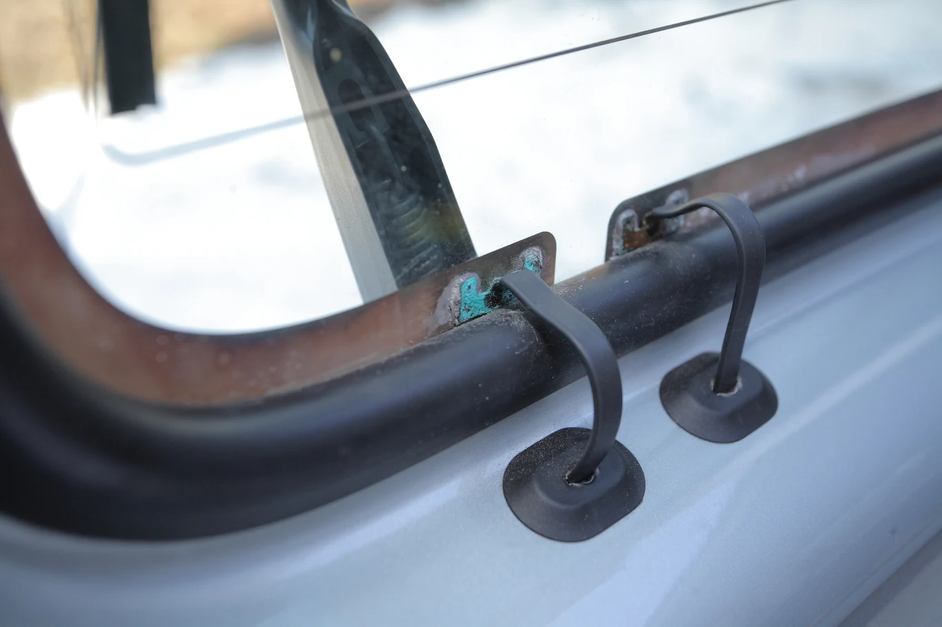 Korozja połączeń elektrycznych: w prezentowanym egzemplarzu przestało działać ogrzewanie tylnej szyby.