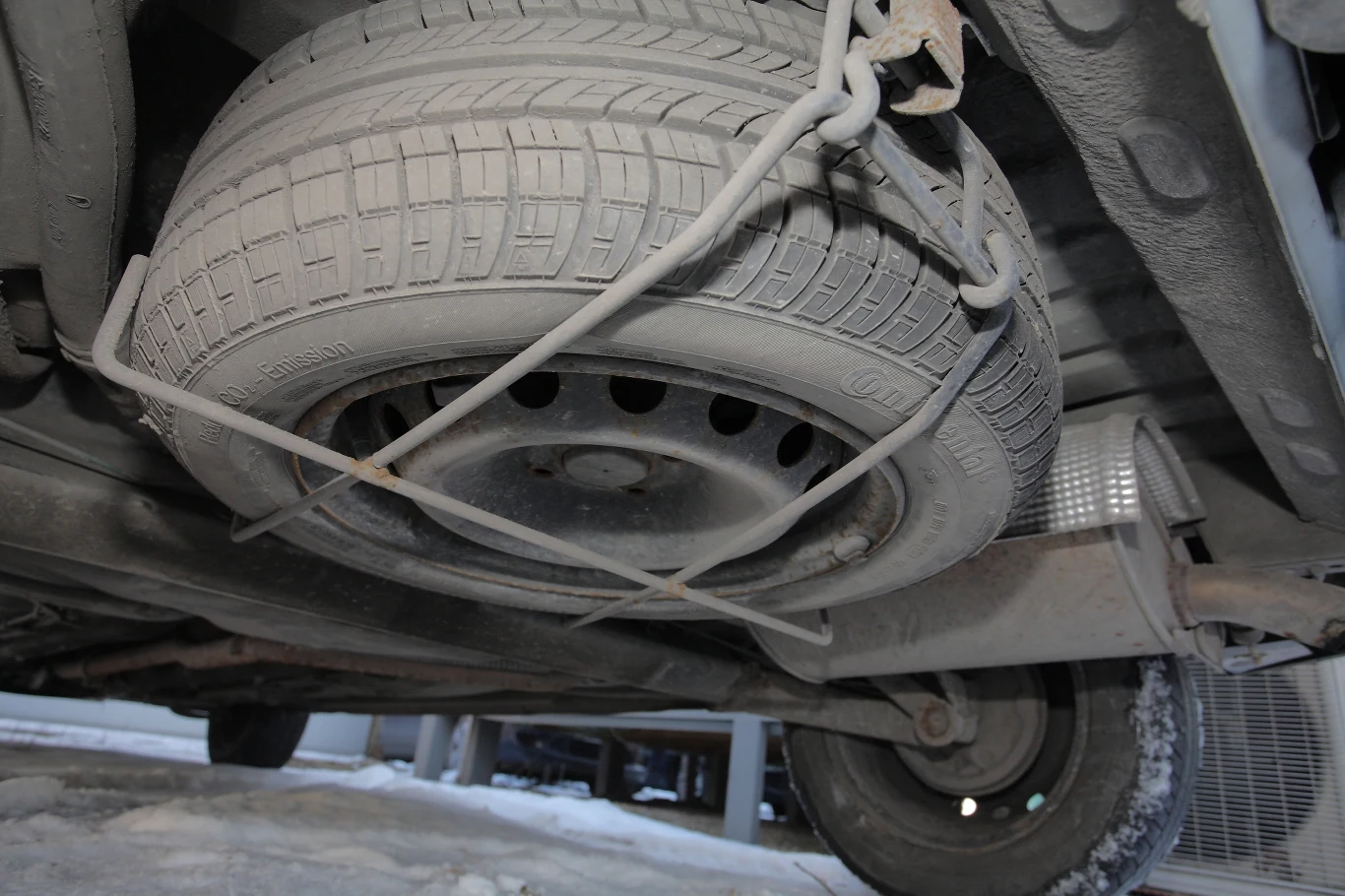 Zapieczone mocowanie koła: koło zapasowe jest podwieszone. Jeśli go systematycznie nie odkręcamy – mocowanie zapieka się.