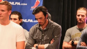 Roberto Luongo (w środku, Vancouver Canucks) i jego koledzy czekają na start rozgrywek