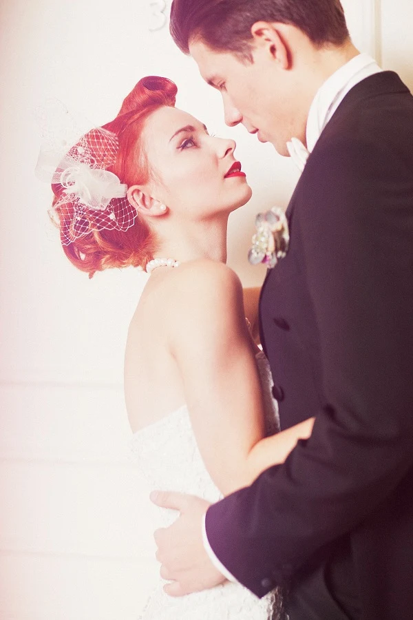 Realizacja: abcslubu.pl i Memory Makers Suknia ślubna: Annais Bridal Sukienki dla druhen: Atelier Ambris Garnitur: R. Dziekoński Mistrz Krawiectwa Koszula i mucha: Seidensticker Buty: FEJKIEL; Follow me Biżuteria: APART 