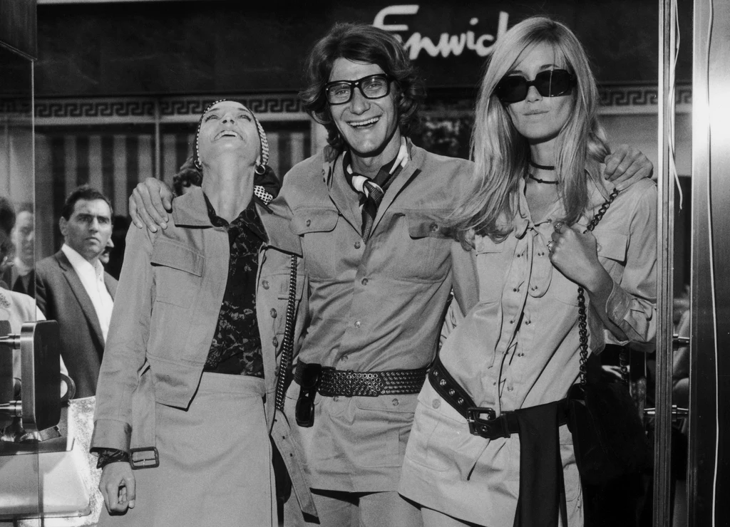 Rok 1969. Yves Saint Laurent z modelkami na otwarciu butiku w Londynie