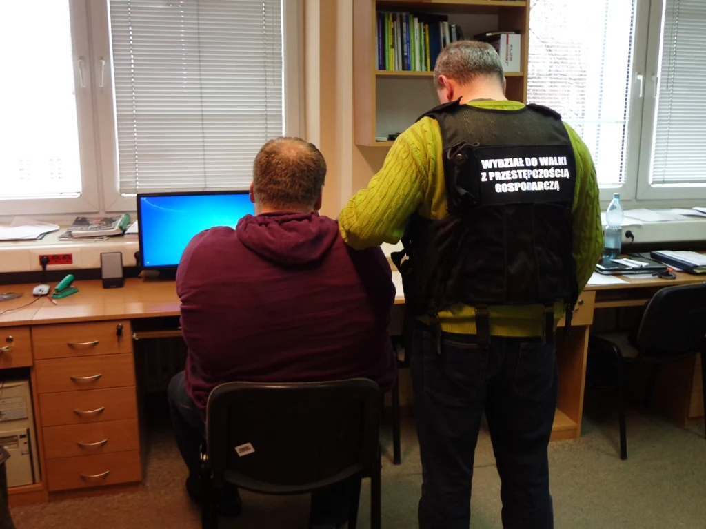 Policja rozbiła grupę podrabiającą kosmetyki i chemię