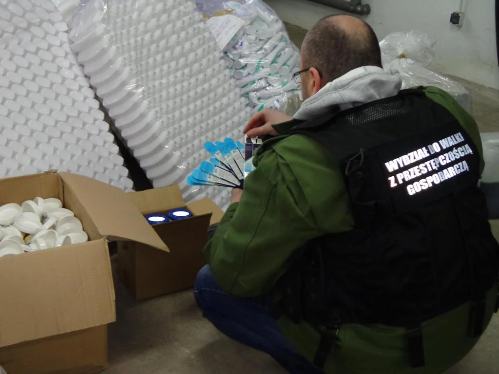 Policja rozbiła grupę podrabiającą kosmetyki i chemię